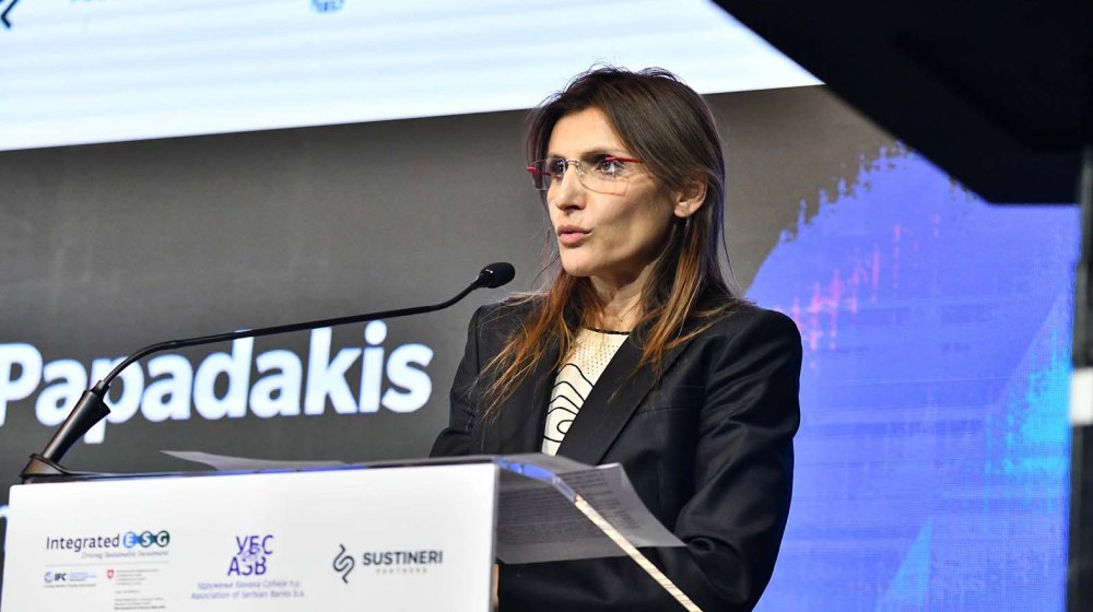 Ko je Marina Papadakis, jedan od osnivača Pokreta za narod i državu? 1