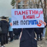 Roditelji đaka OŠ "Jovan Popović" u Novom Sadu: "Zašto političari i funkcioneri koriste školsko dvorište kao parking?" 4