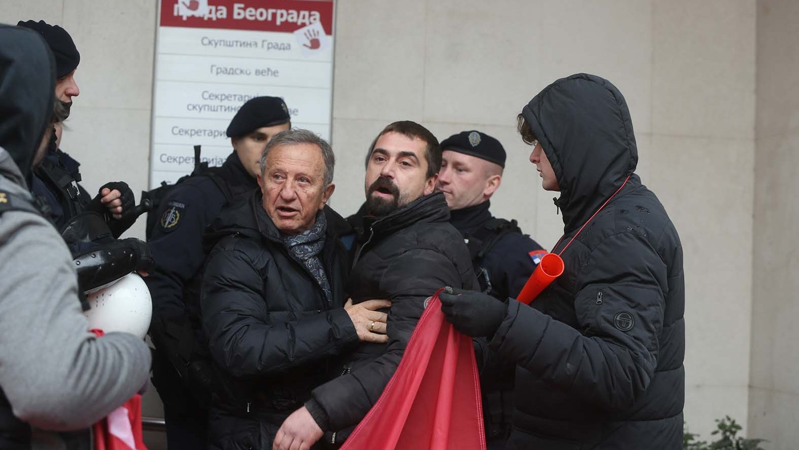 Aktivisti pokušali da uđu u Skupštinu Beograda, na sednici odbijen zahtev opozicije da se osudi nasilje na ulicama Beograda 2 Aktivisti pokušali da uđu u Skupštinu Beograda, na sednici odbijen zahtev opozicije da se osudi nasilje na ulicama Beograda 2