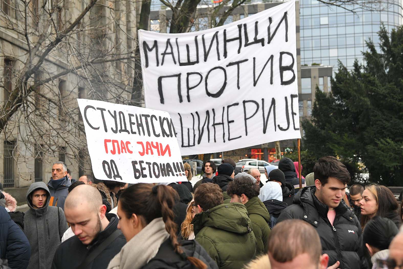 Radnici se okupili ispred Glavne pošte, traže veće plate i bolje uslove rada 2 Radnici se okupili ispred Glavne pošte, traže veće plate i bolje uslove rada 2