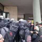 Puštena trojica od četvorice mladića uhapšenih pred Skupštinom grada Novog Sada 3