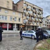 Oružje, delovi uniformi i zastave Srbije pronađeni u napuštenoj kući u Leposaviću, dan ranije arsenal i u Severnoj Mitrovici 6