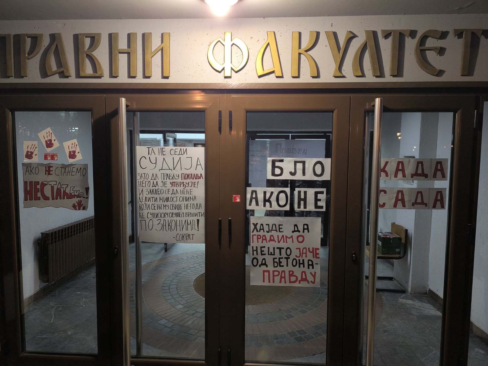 Reporter Danasa proveo noć sa studentima u blokadi u Novom Sadu (FOTO) 9 Reporter Danasa proveo noć sa studentima u blokadi u Novom Sadu (FOTO) 9