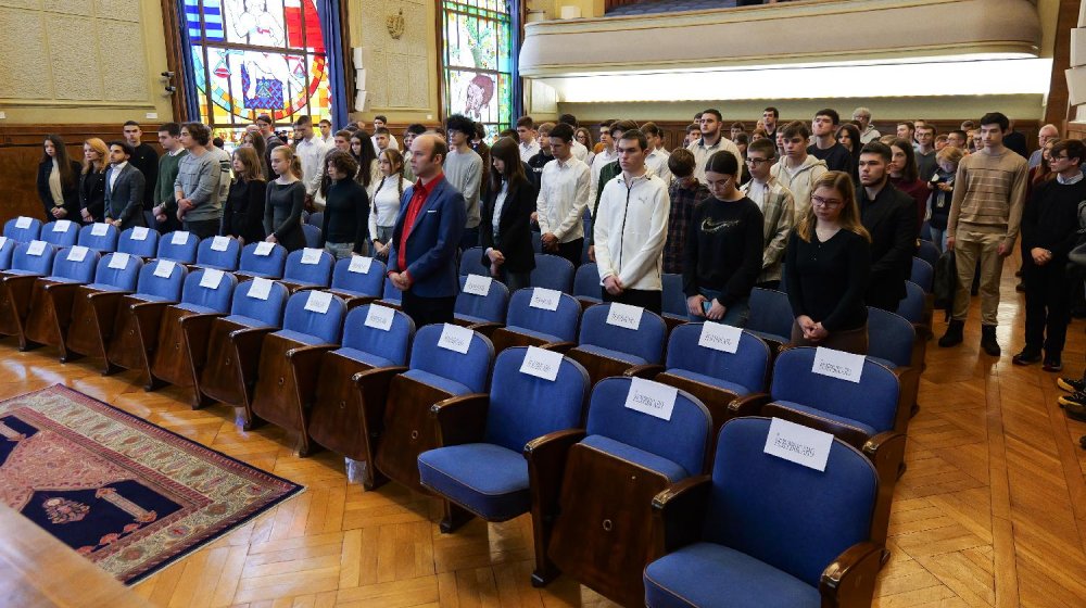 Srednjoškolci odali poštu žrtvama tragedije u Novom Sadu pre uručenja priznanja SANU 1