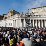 Sahrana pape Franje, uz 130 stranih delegacija i 200.000 ljudi na ulicama Rima: Kovčeg stigao do crkve gde mu je poslednje počivalište 13