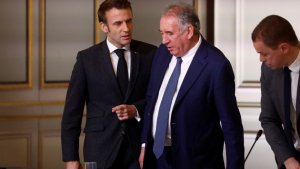 Francuska je gurnuta u novu političku krizu nakon što je u parlamentu izglasano nepoverenje premijeru Fransoe Bajrua. Poraz (364 glasa za i 194 protiv) znači da će Bajru danas podneti ostavku predsedniku Emanuelu Makronu, koji sada mora da odluči ko će da ga zameni.