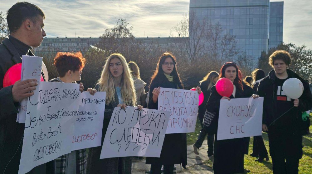 Studenti ostavili balone i transparente, pravili buku u blizini Palate Srbija tokom održavanja sednice Vlade 1