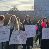 Studenti ostavili balone i transparente, pravili buku u blizini Palate Srbija tokom održavanja sednice Vlade 4