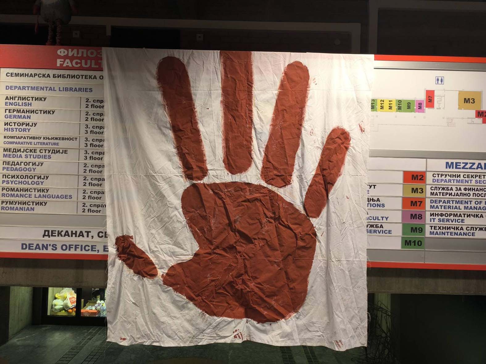 Reporter Danasa proveo noć sa studentima u blokadi u Novom Sadu (FOTO) 2 Reporter Danasa proveo noć sa studentima u blokadi u Novom Sadu (FOTO) 2