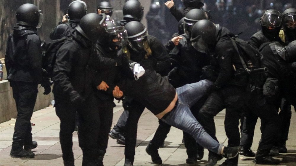 Policija u Gruziji uhapsila jednog od opozicionih lidera u jeku masovnih protesta 1