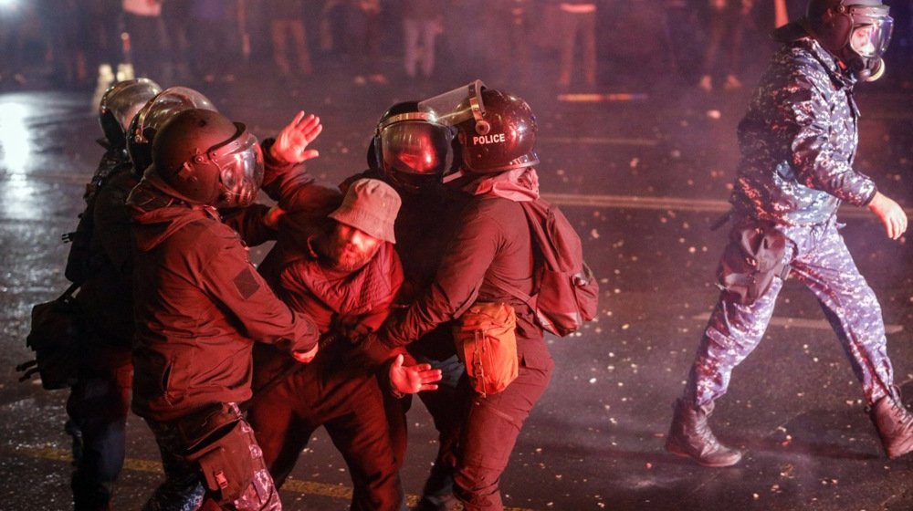 "Osetio si kako voda peče": Hemijskim oružjem iz Prvog svetskog rata na demonstrante u Gruziji 1