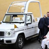 (FOTO) Papa dobio novi papamobil, pogledajte kako izgleda 1