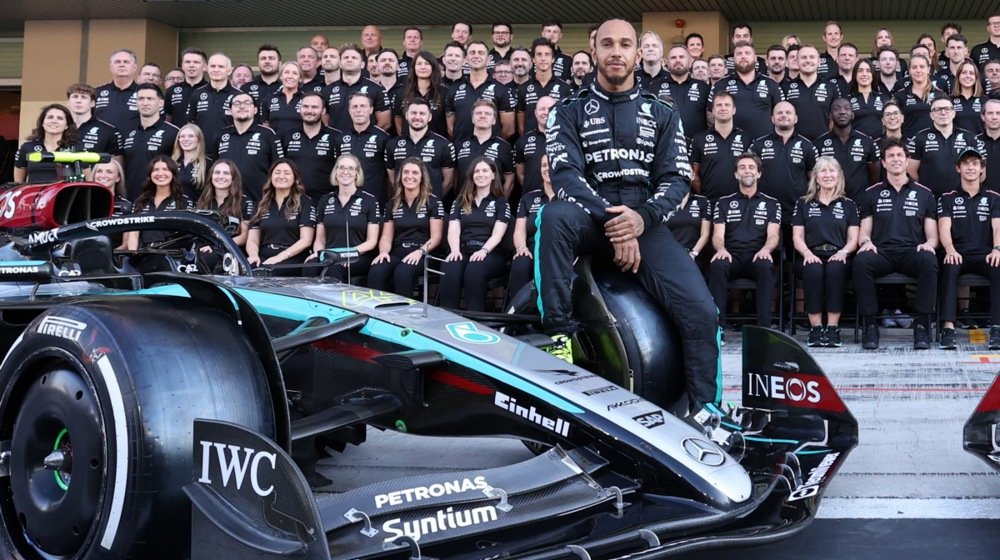 Hamilton se na emotivan način oprostio od Mercedesa, a Sajnc od Ferarija (FOTO) 1
