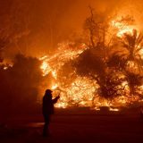 Veliki požar zahvatio Malibu, uništio domove, evakuisano hiljade ljudi (FOTO) 5