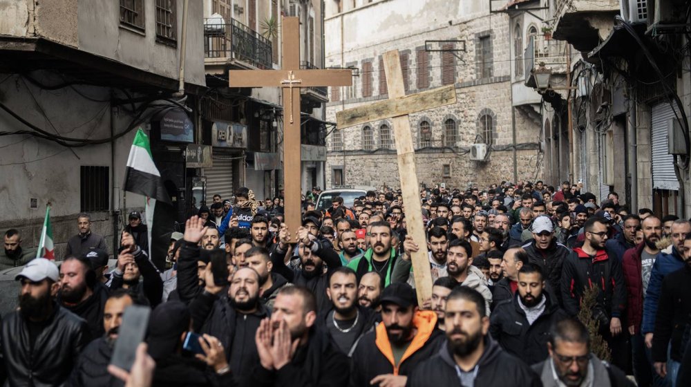 Protesti u Siriji zbog paljenja božićne jelke, zahtevi da se strani islamisti proteraju (VIDEO)