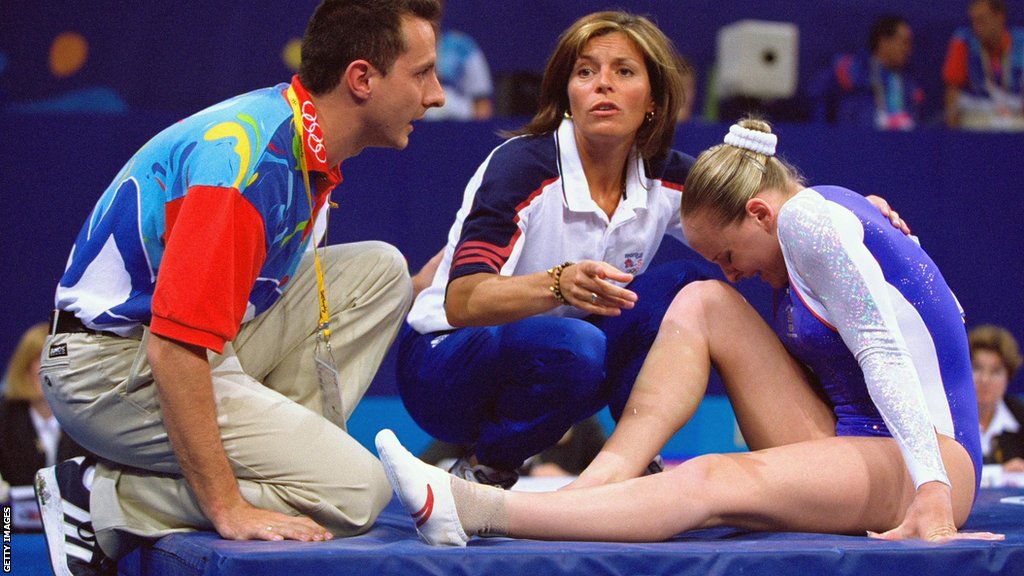 Olimpijske igre i sport: Greška od pet centimetara koja je olimpijsko finale pretvorila u haos 4 Great Britain's Annika Reeder's grimaces after suffering an injury during the Sydney 2000 all-around final
