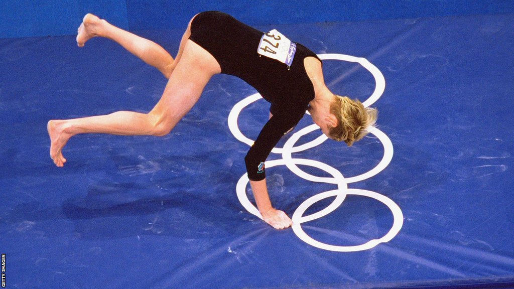 Olimpijske igre i sport: Greška od pet centimetara koja je olimpijsko finale pretvorila u haos 3 Svetlana Khorkina falls while competing on the vault in the all-around final at Sydney 2000