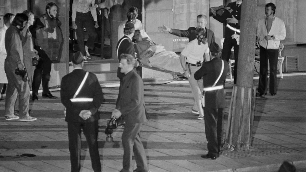 „Svi se bojimo da ćemo poludeti“: Stokholmski sindrom i veština pregovaranja u talačkim krizama 2 Taoci u opsadi iz 1973. godine stekli su neobičnu bliskost sa otmičarima