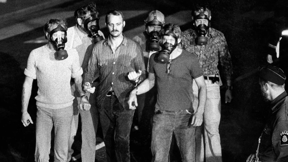 „Svi se bojimo da ćemo poludeti“: Stokholmski sindrom i veština pregovaranja u talačkim krizama 1 Hapšenje otmičara