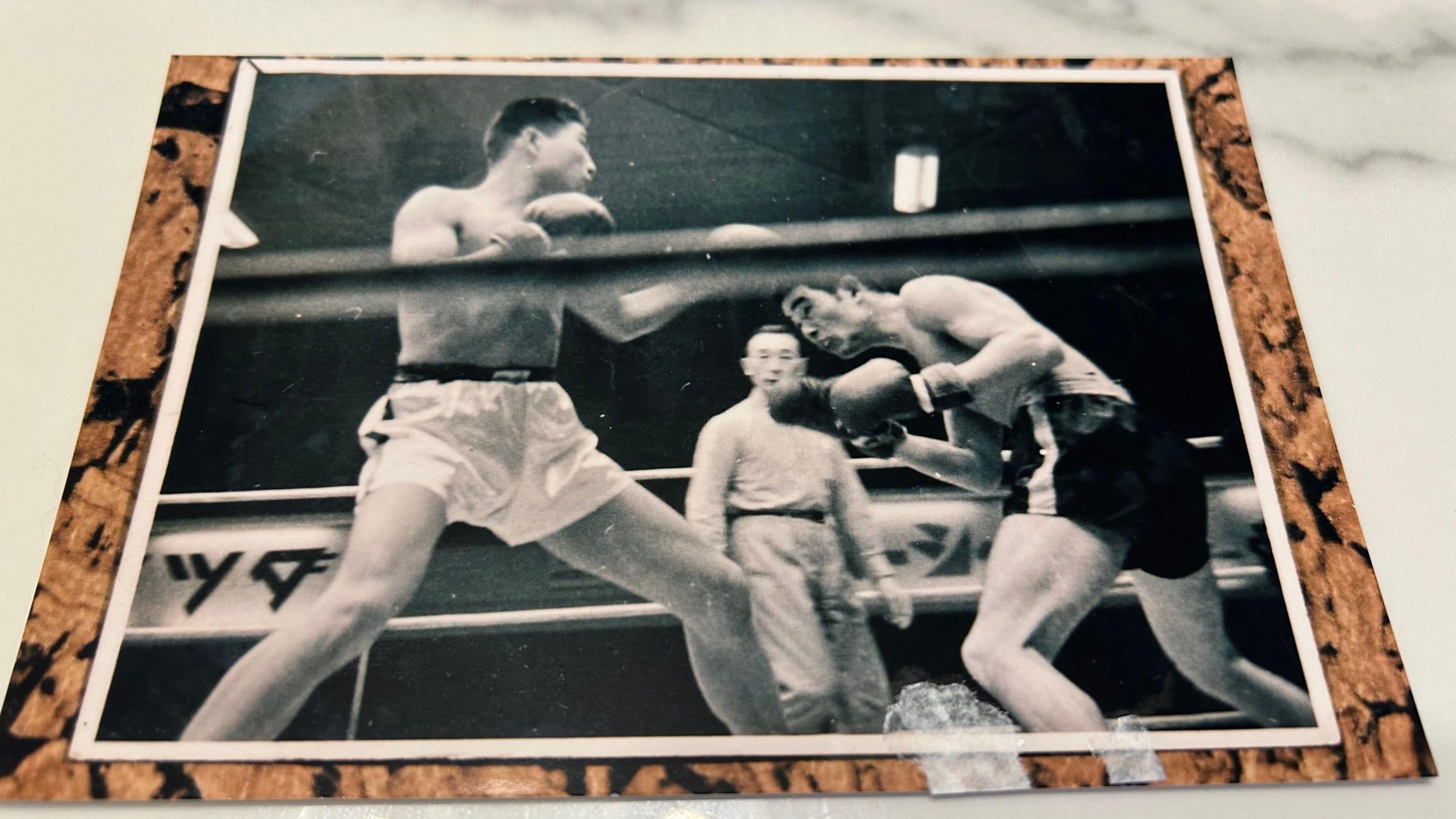 Žena koja je 56 godina pokušavala da oslobodi nevinog brata od smrtne kazne 3 Crno bela fotografija dva boksera u ringu