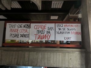 Plenum Filozofskog fakulteta u Novom Sadu odbacio je mogućnost održavanja onlajn nastave, koju je nazvao "improvizovanom" i poručio da će nastavu nadoknaditi u društvu koje "zna za vrednosti".