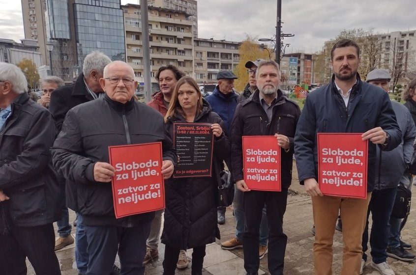 Četrdeset dva dana bez odgovornosti: Skup Zastani Srbijo po četvrti put ispred Skupštine grada u Kragujevcu 1