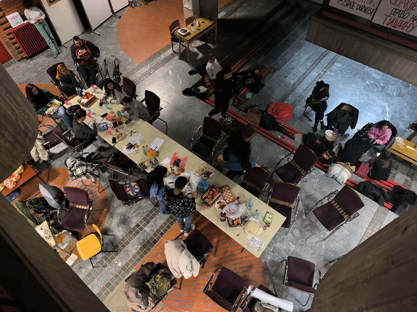 Reporter Danasa proveo noć sa studentima u blokadi u Novom Sadu (FOTO) 5 Reporter Danasa proveo noć sa studentima u blokadi u Novom Sadu (FOTO) 5