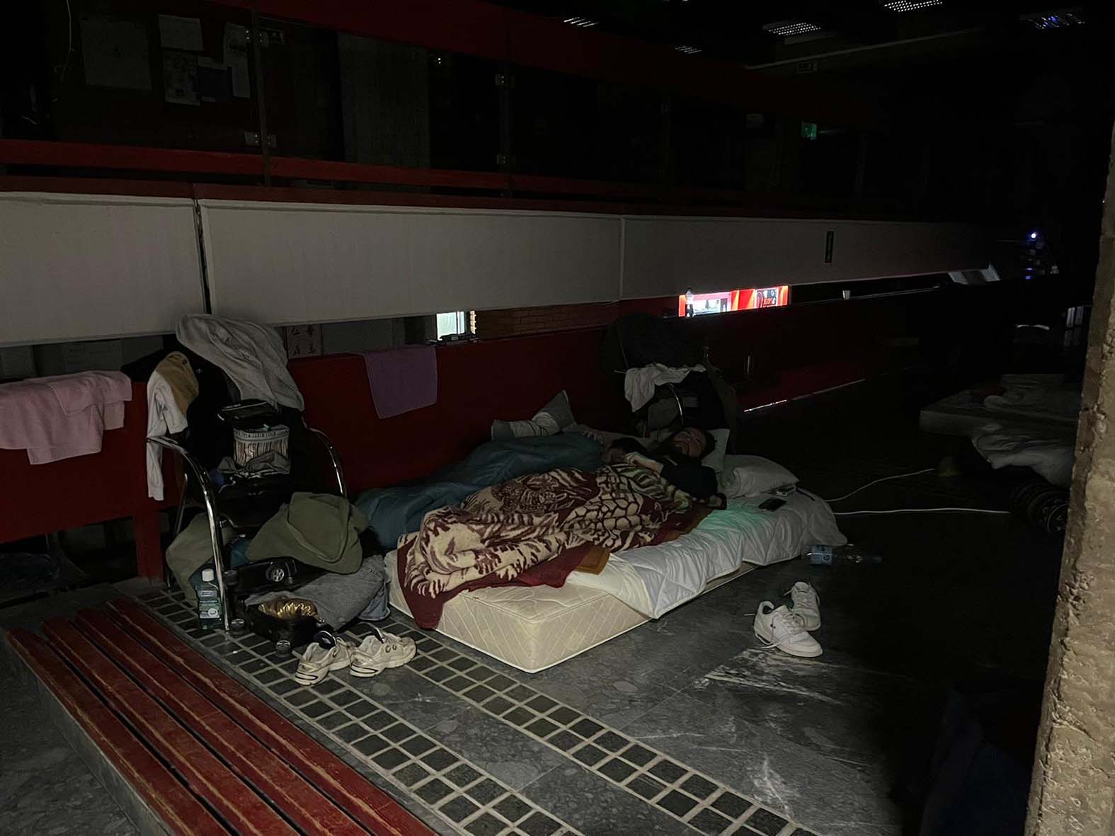 Reporter Danasa proveo noć sa studentima u blokadi u Novom Sadu (FOTO) 12 Reporter Danasa proveo noć sa studentima u blokadi u Novom Sadu (FOTO) 12