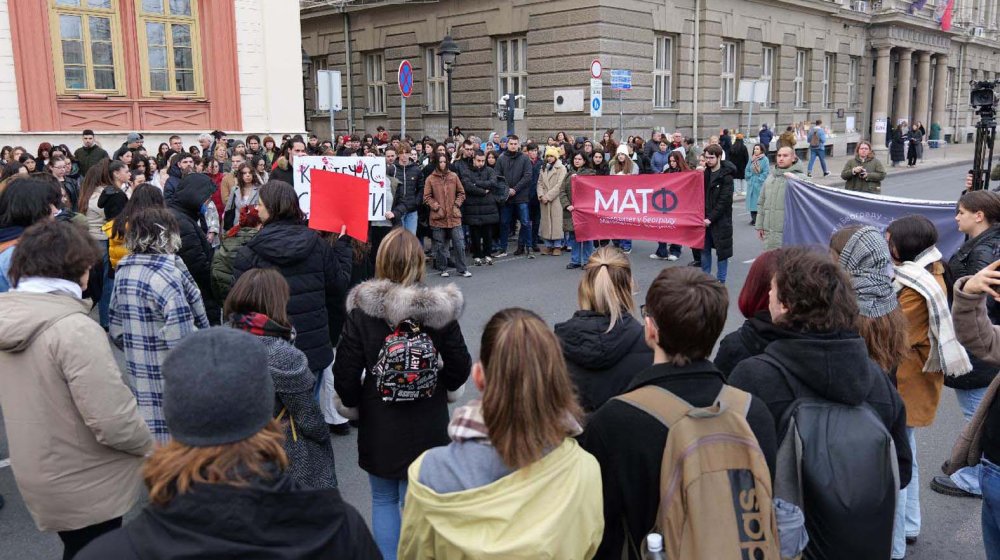 Zbog bacanja jaja počela hapšenja, zbog bacanja zvučnih bombi - hapšenja nema 1