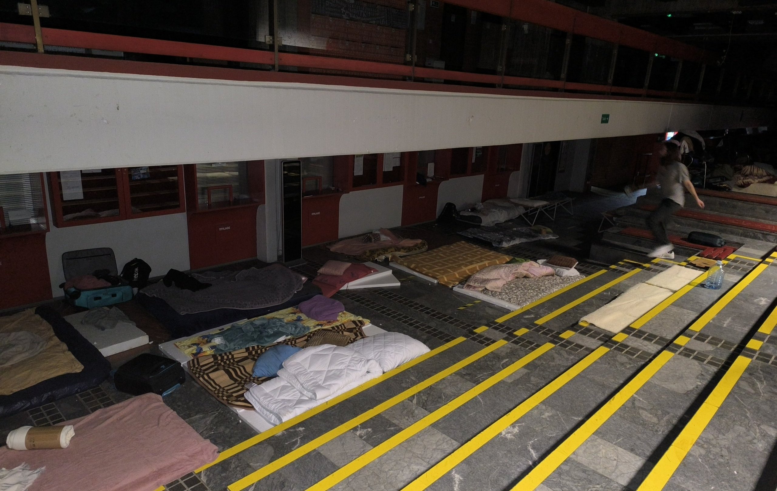 Reporter Danasa proveo noć sa studentima u blokadi u Novom Sadu (FOTO) 11 Reporter Danasa proveo noć sa studentima u blokadi u Novom Sadu (FOTO) 11