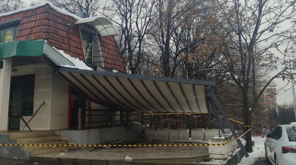 SRCE: Srušila se nadstrešnica u prometnoj ulici na Voždovcu 1