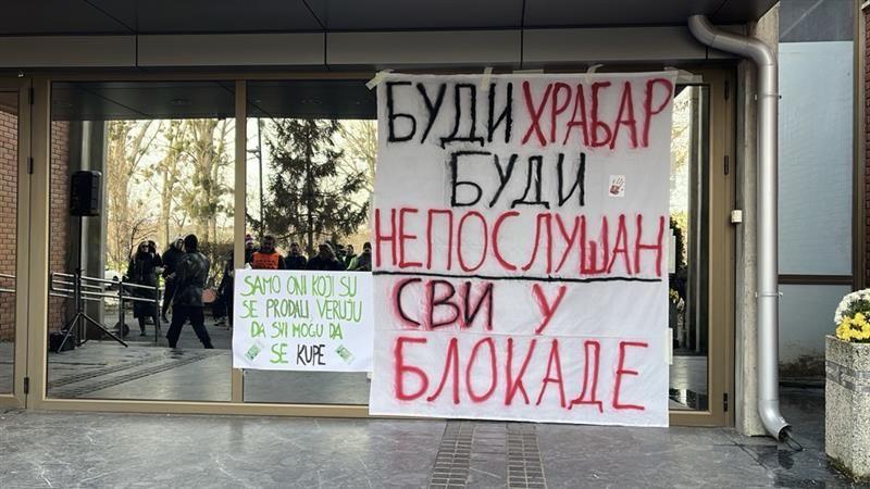 Protest u Novom Sadu: Pištaljke, farba i podrška studentima 7 Transparenti na vratima Filozofskog fakulteta u Novom Sadu