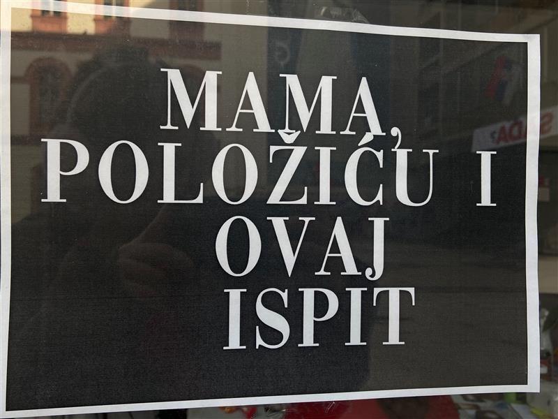 Kako se širio bunt na fakultetima u Srbiji i šta kažu studenti 1 Jedan od transparenata na blokadi fakulteta u Beogradu na kom piše "Mama, položiću i ovaj ispit"