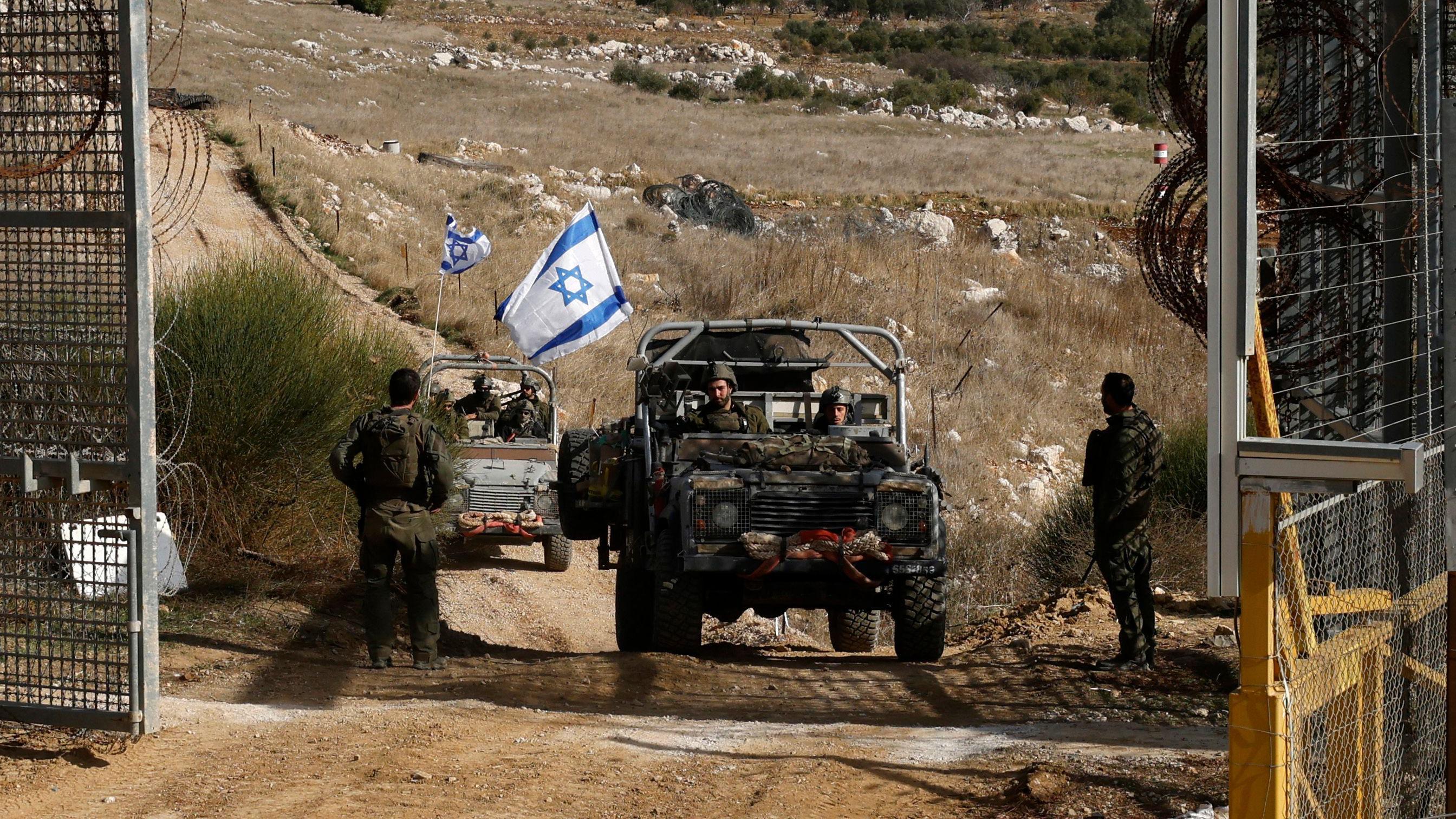 Šta je Golanska visoravan i šta Izrael tamo radi 1 Izraelska vojna vozila prelaze kroz kapije u tampon zoni u blizini druskog sela Madždal Šams