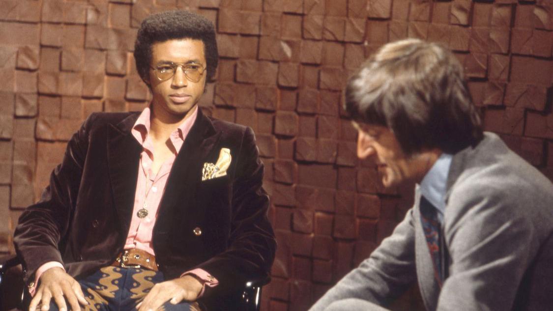 ‘Ne bojim se smrti’: Legendarni teniski šampion koji je obelodanio da ima sidu 2 Artur Eš sa Majklom Parkinsonom, BBC novinarom