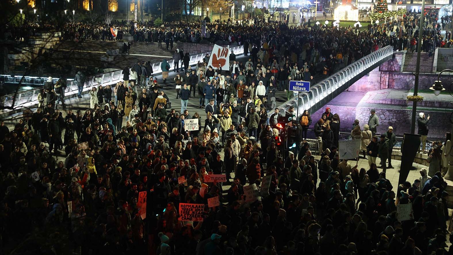 Studentska buka i ćutnja za žrtve protiv folk koncerta: Doček Nove u centru Niša 3