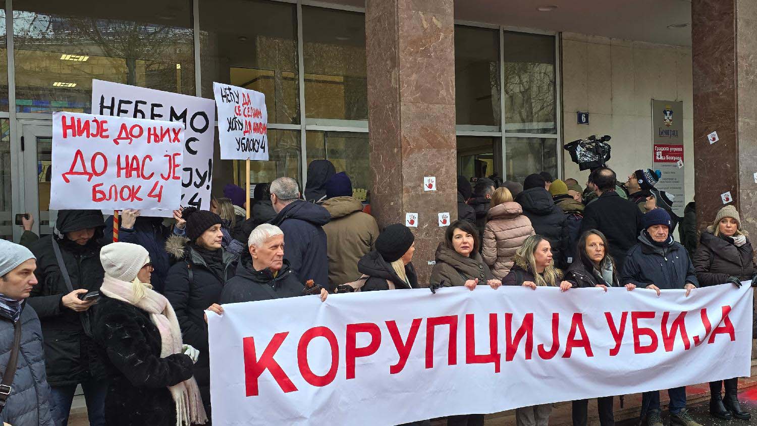 Aktivisti pokušali da uđu u Skupštinu Beograda, na sednici odbijen zahtev opozicije da se osudi nasilje na ulicama Beograda 3 Aktivisti pokušali da uđu u Skupštinu Beograda, na sednici odbijen zahtev opozicije da se osudi nasilje na ulicama Beograda 3