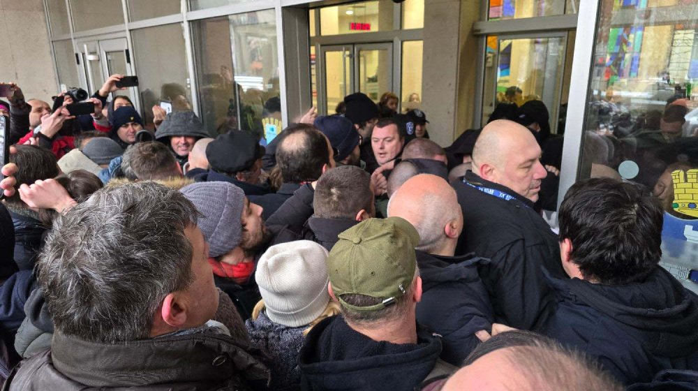 Aktivisti pokušali da uđu u Skupštinu Beograda, na sednici odbijen zahtev opozicije da se osudi nasilje na ulicama Beograda 1