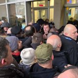 Aktivisti pokušali da uđu u Skupštinu Beograda, na sednici odbijen zahtev opozicije da se osudi nasilje na ulicama Beograda 3