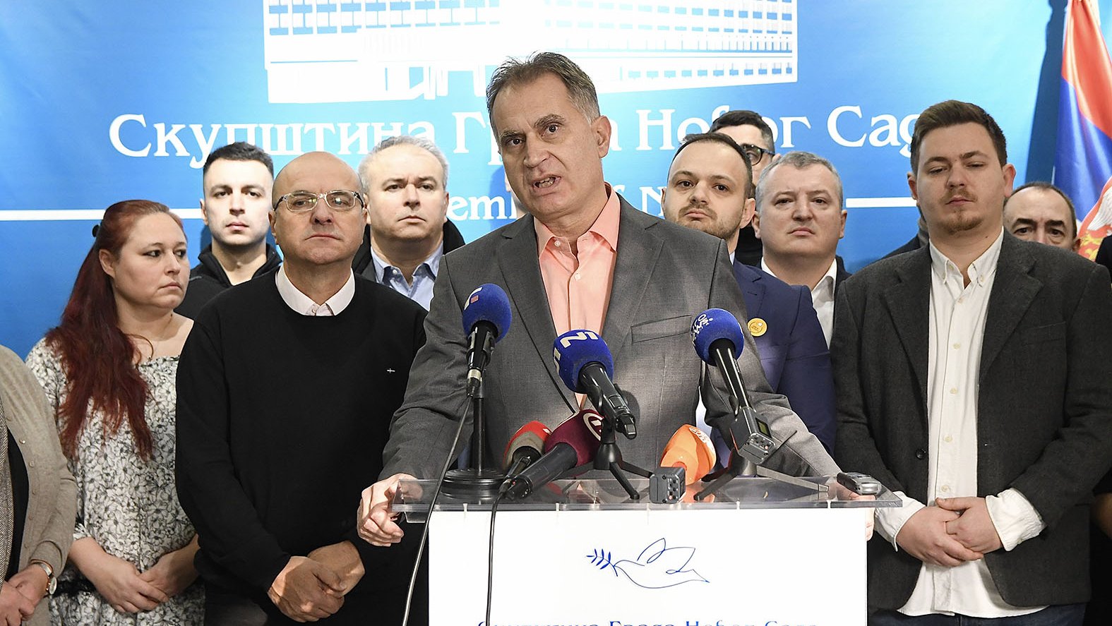 Prve reakcije na kriznu noć: Da li se to Vojska stavila na stranu SNS? 8 Prve reakcije na kriznu noć: Da li se to Vojska stavila na stranu SNS? 7