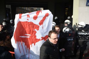 Studenti u blokadi novosadskog Filozofskog fakuleta upitali su nadležne u Srbiji, povodom hapšenja njihovih kolega na osnovu prisluškivanog razgovora, "da li je jedan razgovor teži zločin od onog koji je odneo 16 života u Novom Sadu".