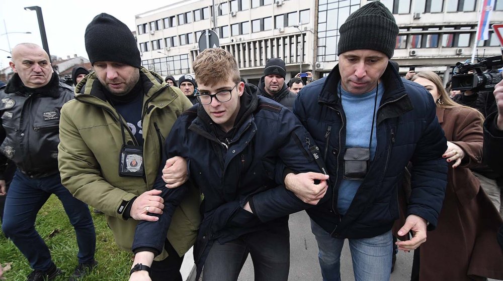 Policija privela mladića na protestu ispred Skupštine Novog Sada 1