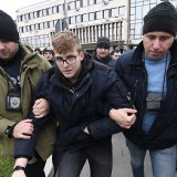 Policija privela mladića na protestu ispred Skupštine Novog Sada 3