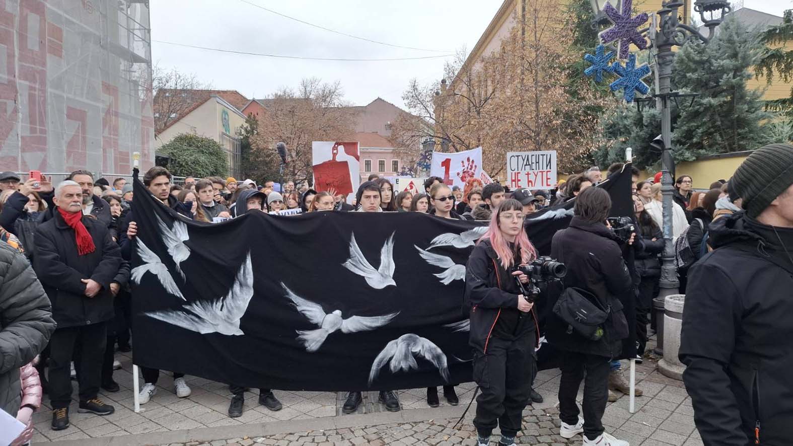 I veliki broj srednjoškolaca učestvovao u akciji "Zastani Srbijo" (FOTO) 6