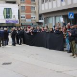 Nekoliko stotina ljudi odalo poštu stradalima u Novom Sadu ispred srpske ambasade u Ljubljani 3