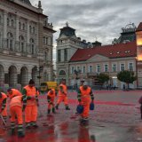 (FOTO / VIDEO) Radnici Čistoće peru crvenu farbu sa Trga slobode posle protesta građana: Reagovala policija nakon manjeg incidenta 2