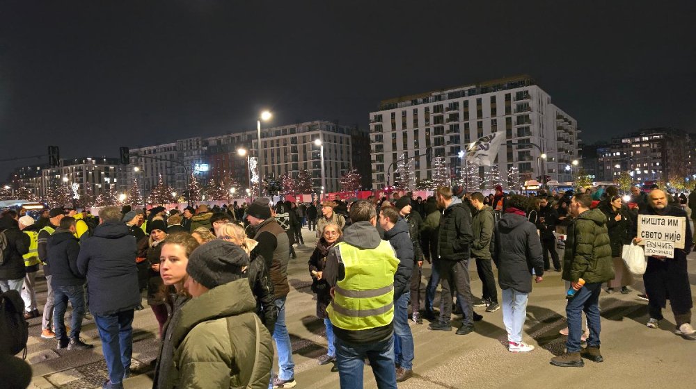 Završena četvrta blokada glavne raskrsnice Beograda na vodi: Policija privela napadače na učesnike protesta (VIDEO, FOTO) 1