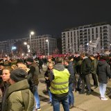 Završena četvrta blokada glavne raskrsnice Beograda na vodi: Policija privela napadače na učesnike protesta (VIDEO, FOTO) 5