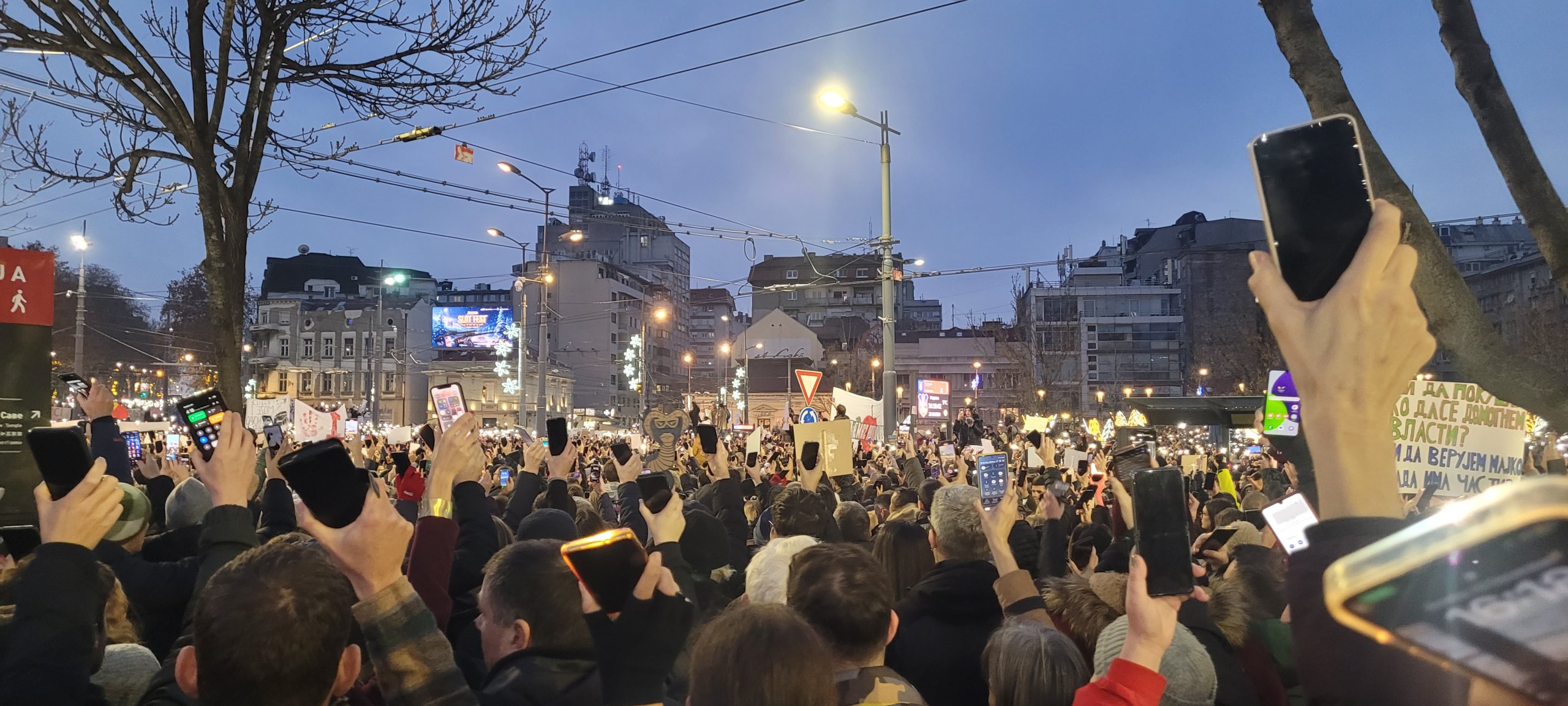 Protest na Slaviji protekao mirno: Najglasnija tišina do sad za 15 stradalih u Novom Sadu 2 Protest na Slaviji protekao mirno: Najglasnija tišina do sad za 15 stradalih u Novom Sadu 2