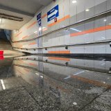 Poplavljeni prolazi ka kolosecima na "Prokopu", tri kante skupljaju vodu (FOTO) 6